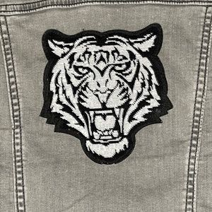 LULAROE KENNY WOMENS DENIM BUTTON UP JACKET W/ TIGER FACE FADED GREY